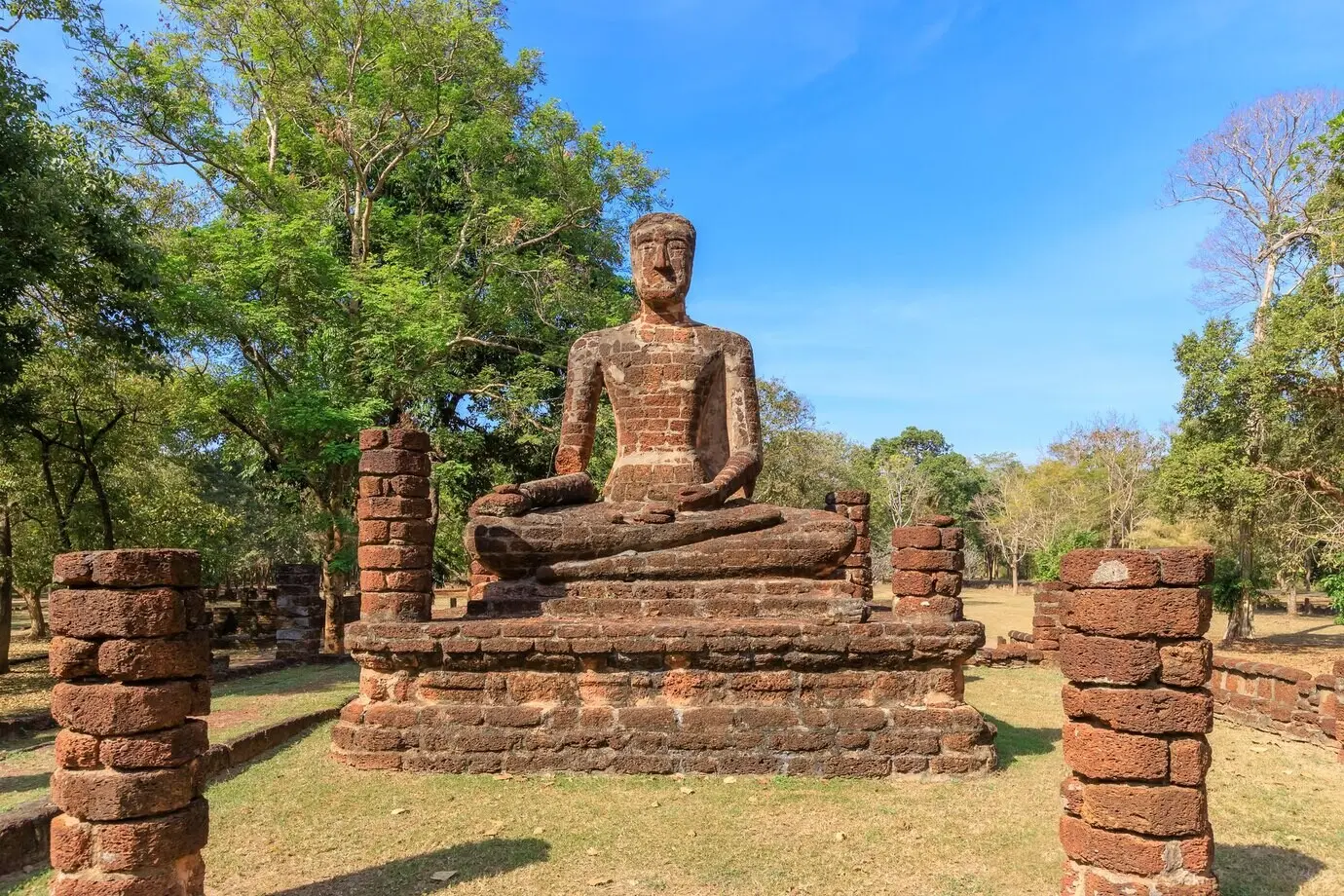 Sitzende Buddha-Statue am Tempel Wat Sing im Historischen Park Kamphaeng Phet, UNESCO-Welterbestätte.