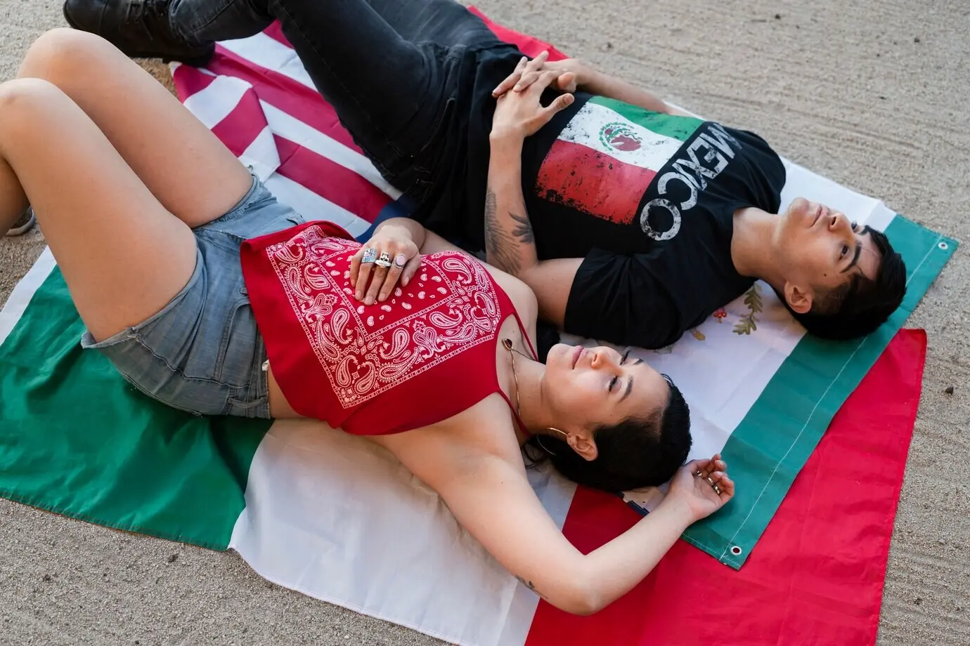 Ein junges Paar liegt auf Flaggen.