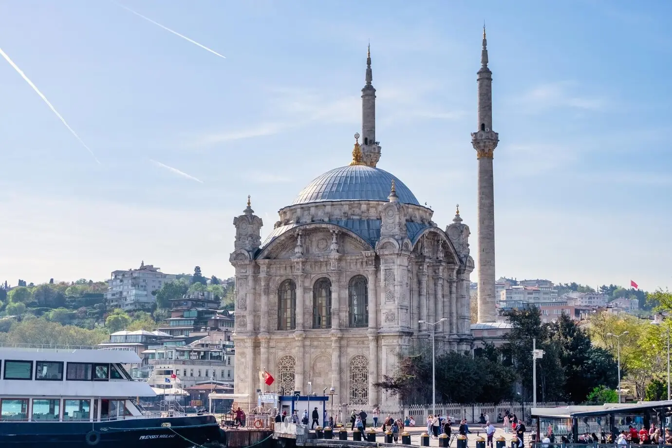 Seitenansicht des monumentalen türkischen Wahrzeichens Buyuk Mecidiye-Moschee.
